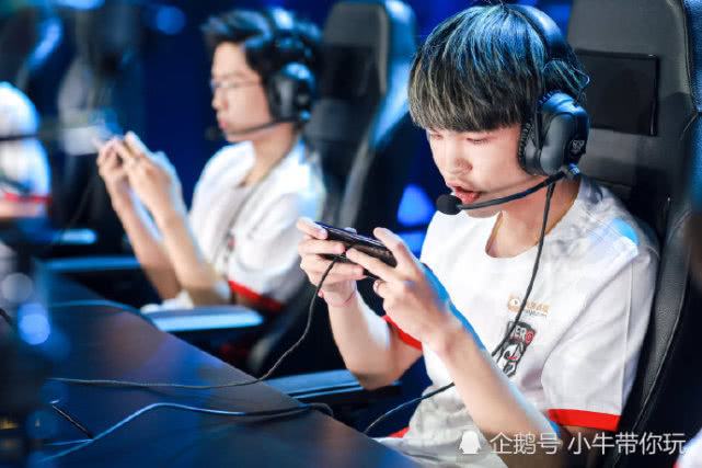 击败EDG